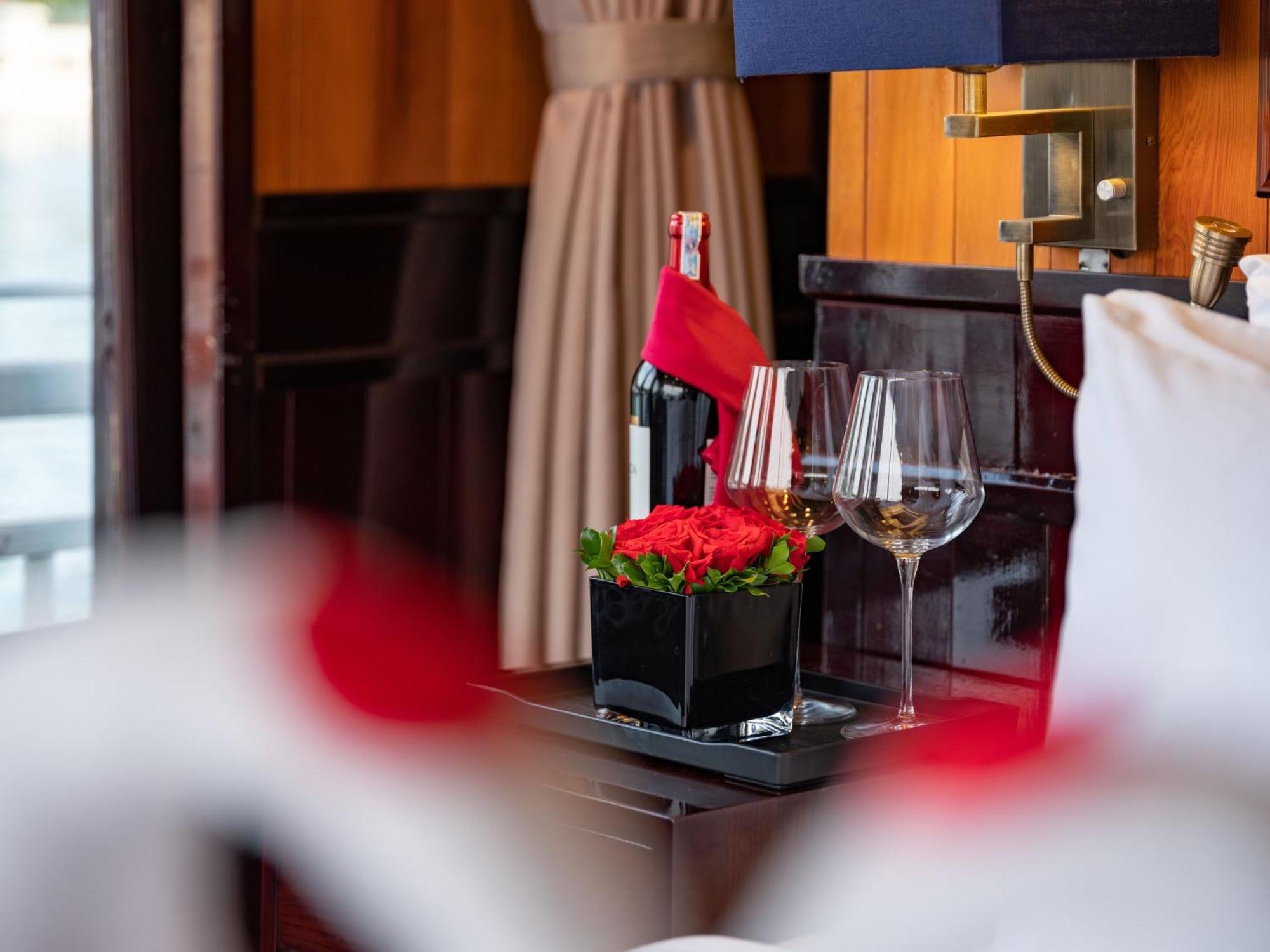 Hera Boutique Cruise Ha Long Bay Экстерьер фото